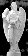 Marmorengel mit Tuch auf einem Marmorsockel. Eindrucksvolle Bildhauerarbeit.
