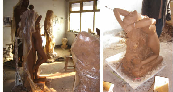 Künstlergalerie mit Tonmodellen von Menschenstatuen. Die Bildhauerei ist gleich nebenan. Echtes Bildhauerisches Können ist hier sehr wichtig. Bildhauerische Meisterleistungen werden hier vollbracht.