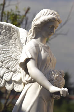 Marmorengel mit Rose